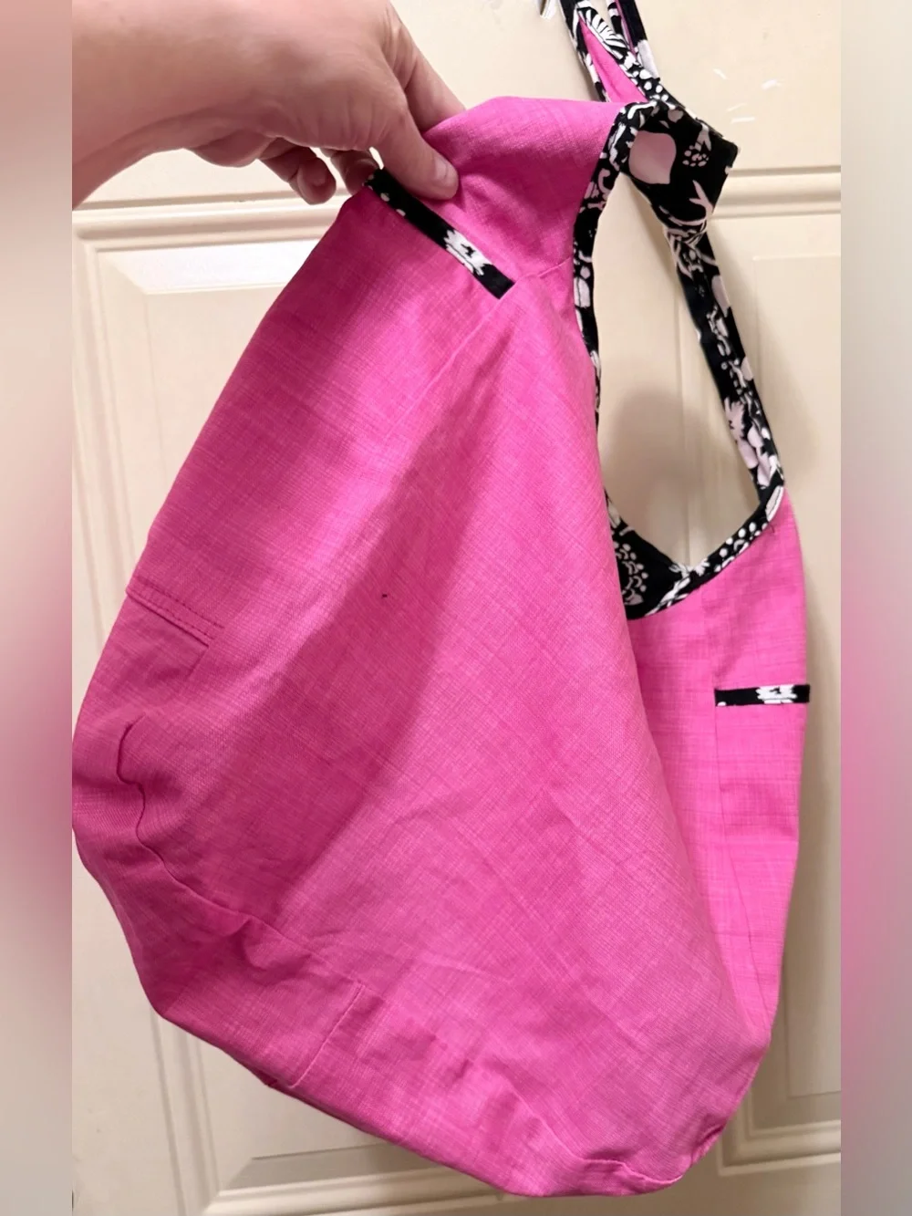 Thirty-One Reversible Hobo Bag in Black and White Floral Print Reversing to Pink